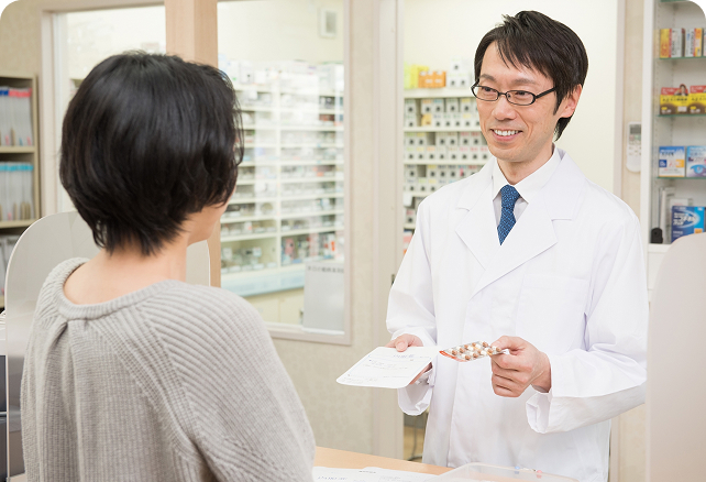 カウンターでお客様と話す薬剤師