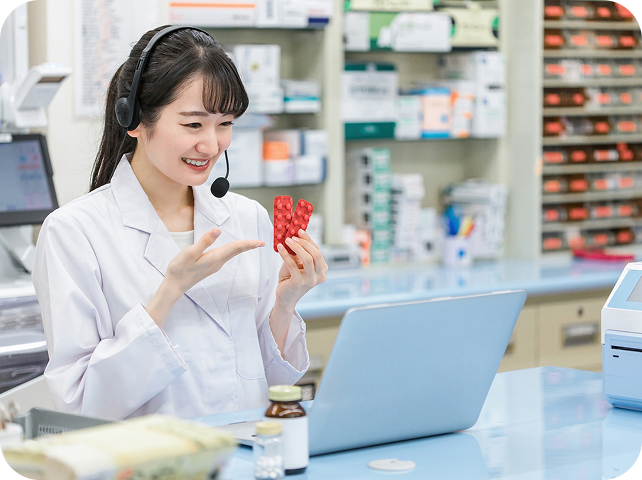 ヘッドセットを装着しパソコンで対応する薬剤師