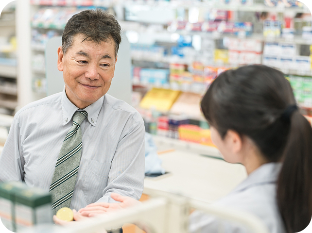 薬剤師と笑顔で話す高齢のお客様