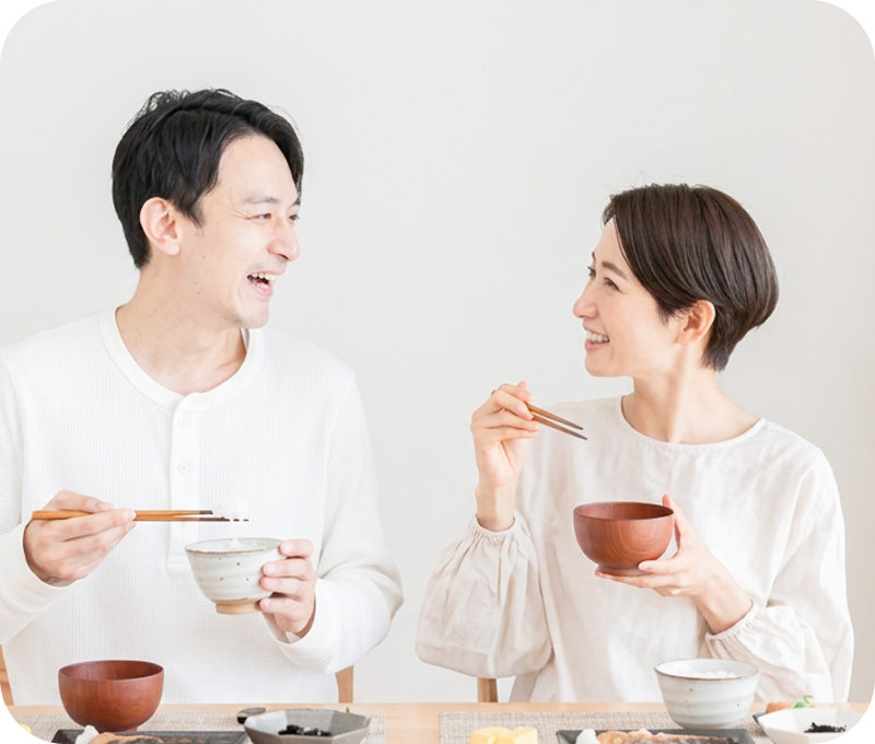 食事を楽しむカップル