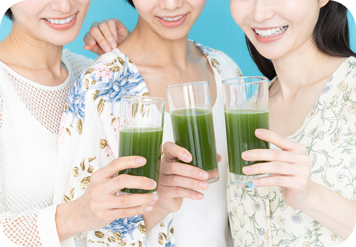 グリーンスムージーを持つ女性たち