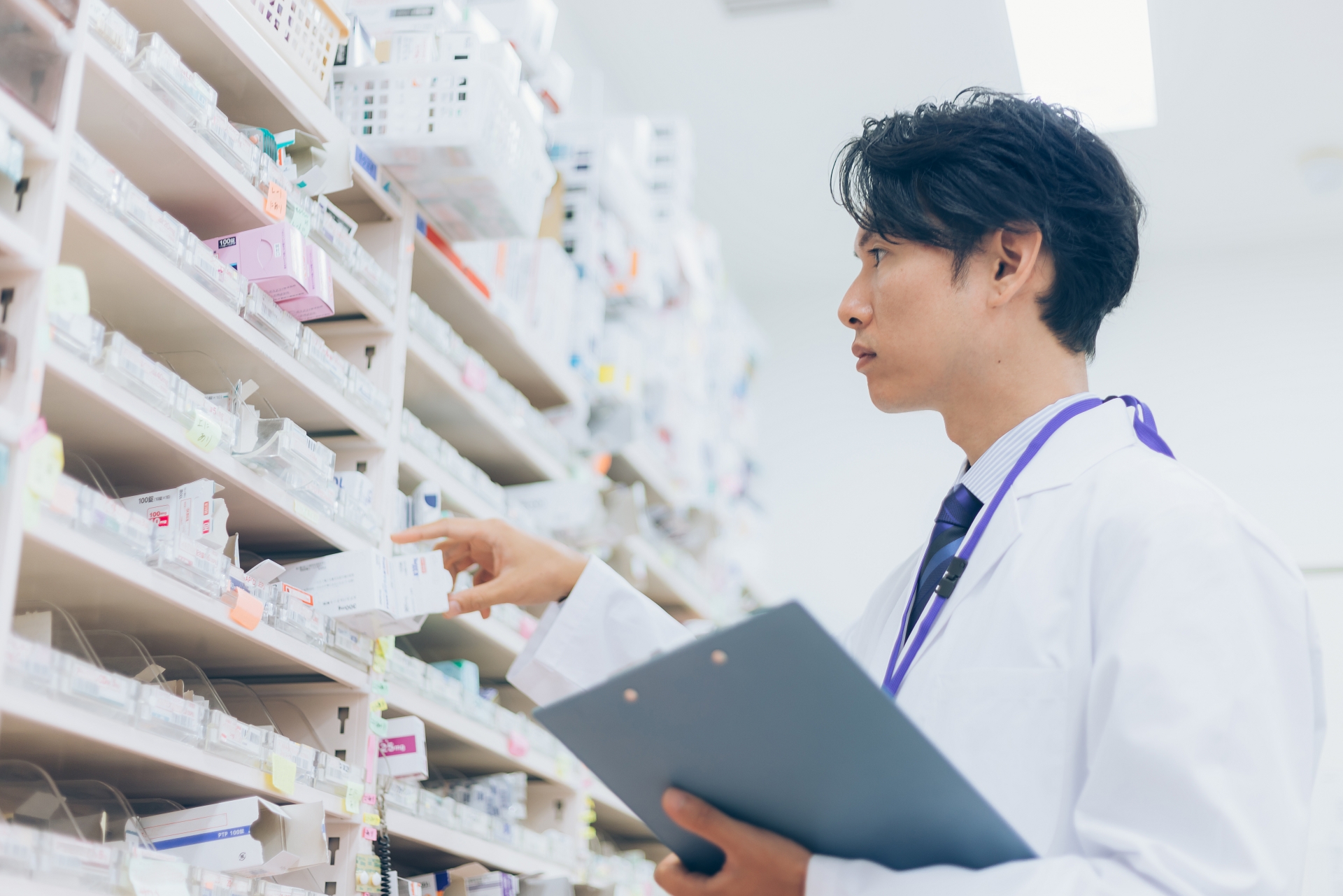 薬剤師が薬棚を確認している様子
